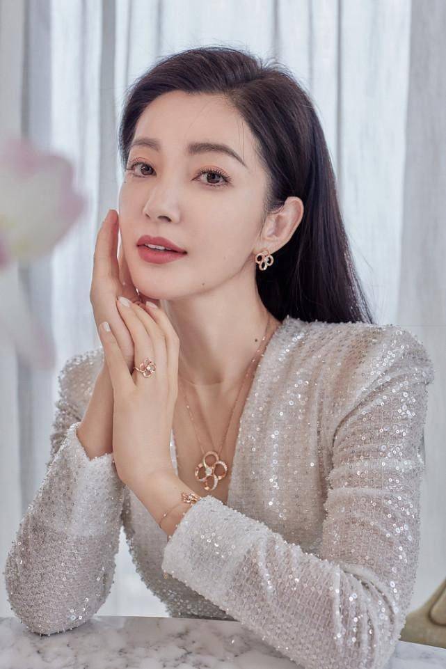 亮片李冰冰把亮片穿得优雅不俗 看着还挺减龄