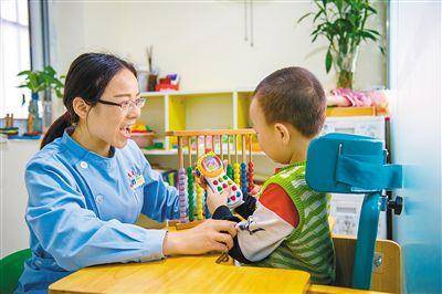 不能简单交流自己的想法等情况,应该引起重视,要了解孩子语言发育迟缓