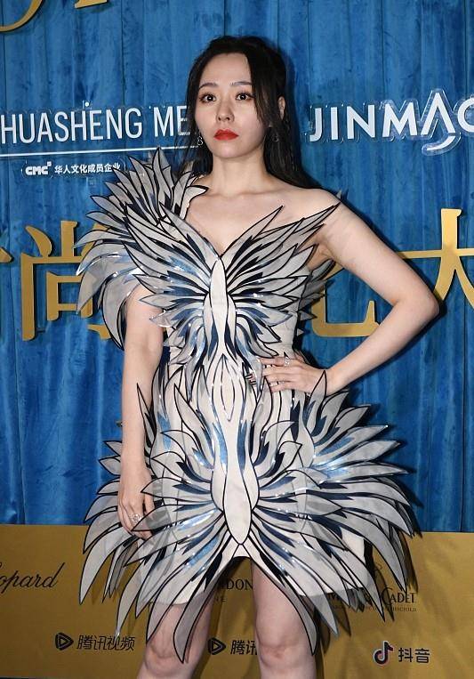 气息 张靓颖这“刺猬礼服”真难懂,看起来挺有设计感,但真不扎人吗