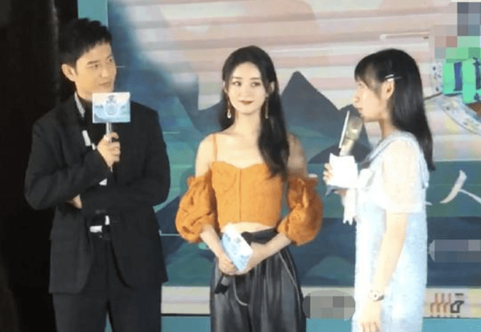 行李|黄晓明录《中餐厅》引围观！独自推行李，身材瘦弱长腿抢眼