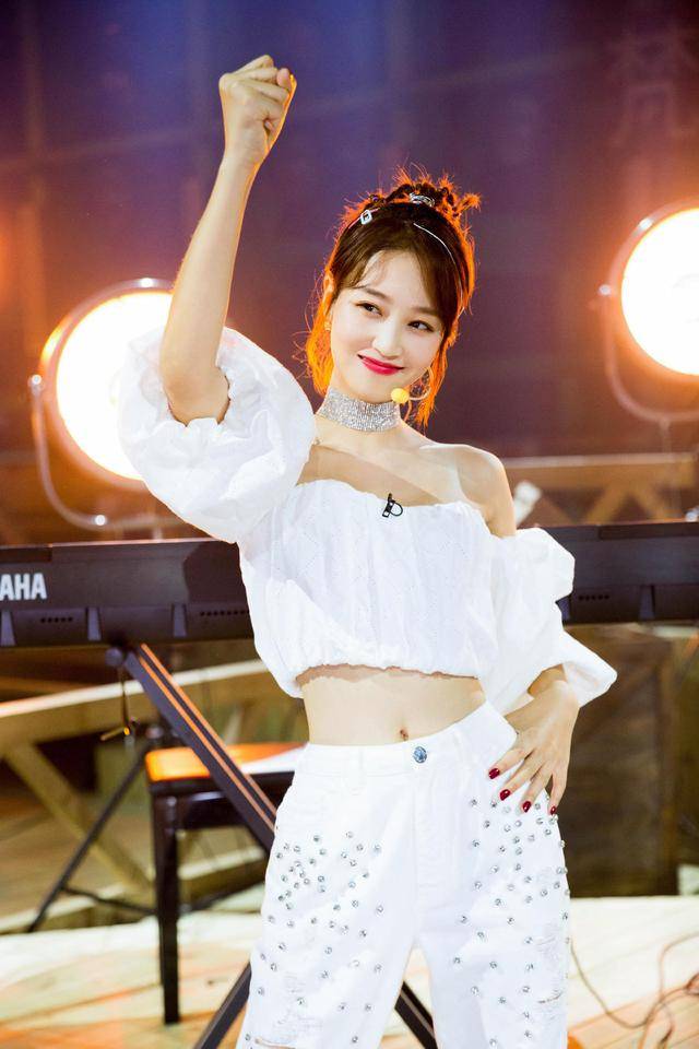 身材 蓝盈莹终于高调美一回!一袭亮片连衣裙尽显曼妙身材,高级精致