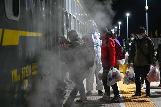 短短3天，超半数滞留旅客离开额济纳，最后一班专列发车细节暖心