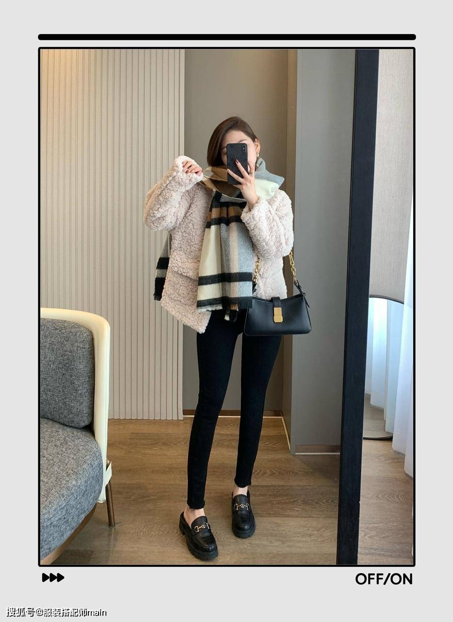 经典紧身裤怎么搭出时髦感？掌握“上松下紧”穿法，温暖时尚显身材