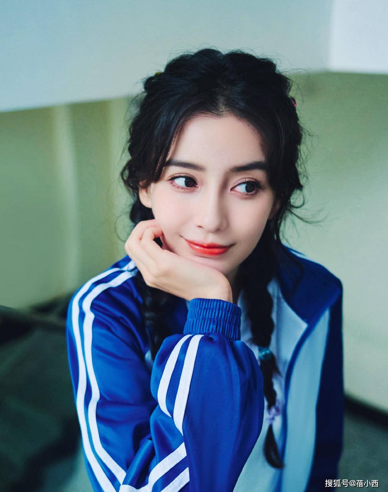 杨颖 Angelababy杨颖确定不是18岁？穿蓝白运动服配麻花辫，像个高中生