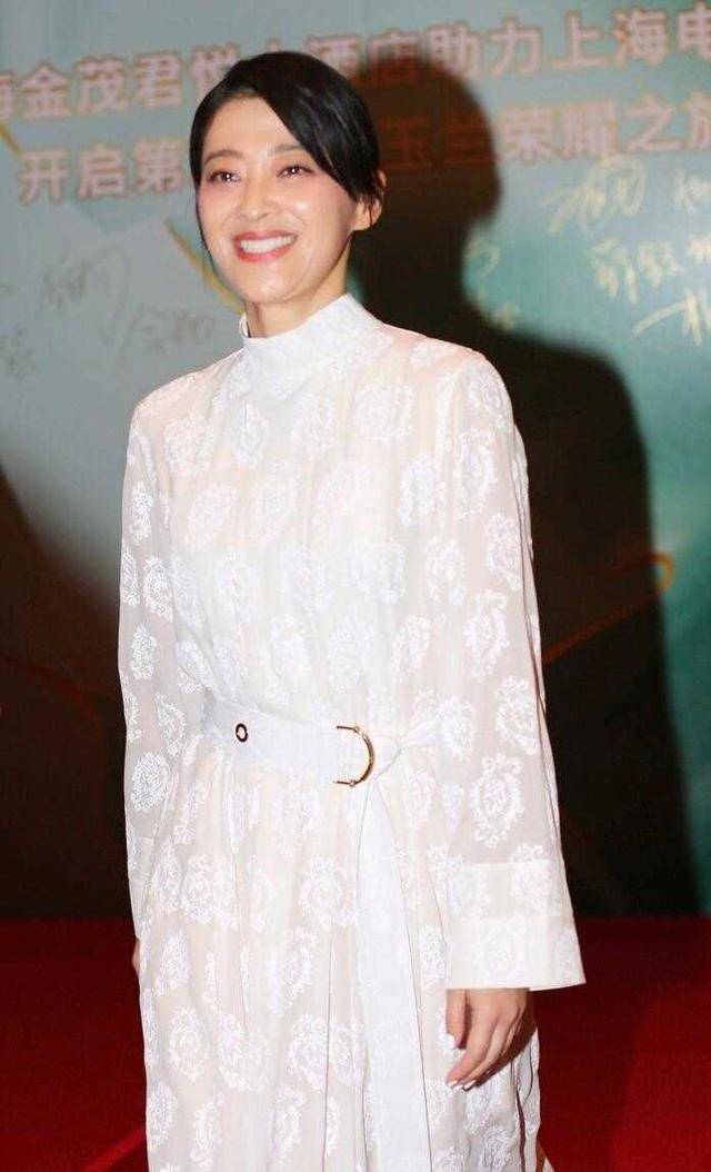 羽绒服 45岁梅婷真养眼，一袭白色连衣裙优雅大气，看不出中年妇女感