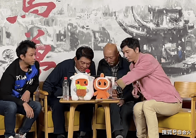 面色陈佩斯和朱时茂再同框！胡子花白面色红润，穿一双黑布鞋好朴素