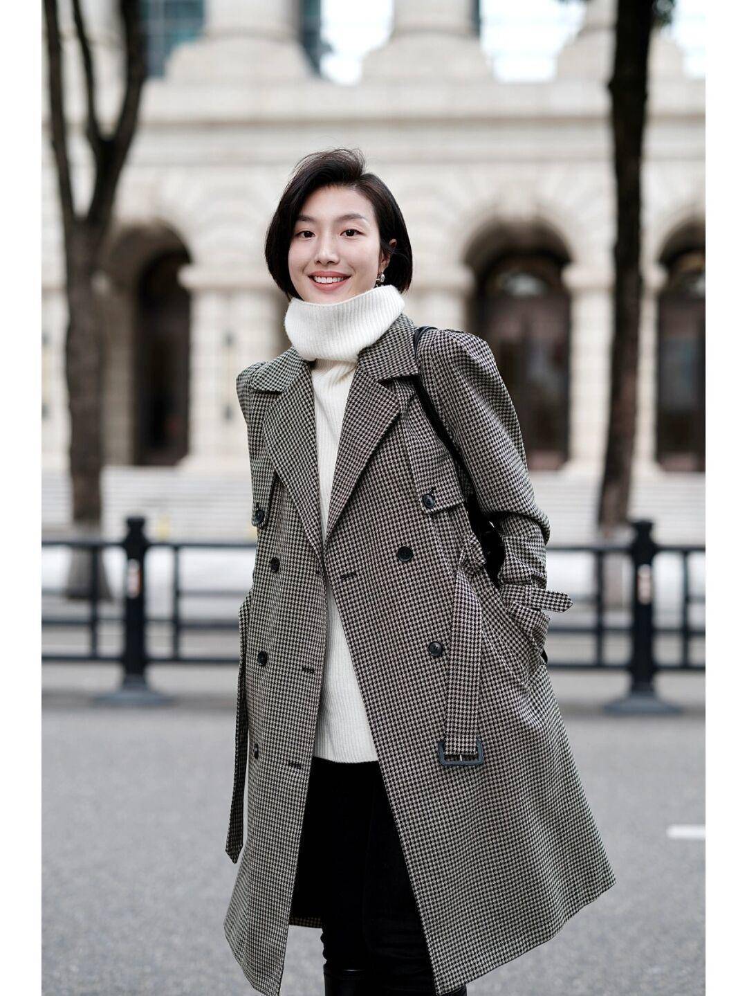 长度 秋冬季保暖衣别乱选,穿这几套大衣和羽绒服就够了,减龄又时尚