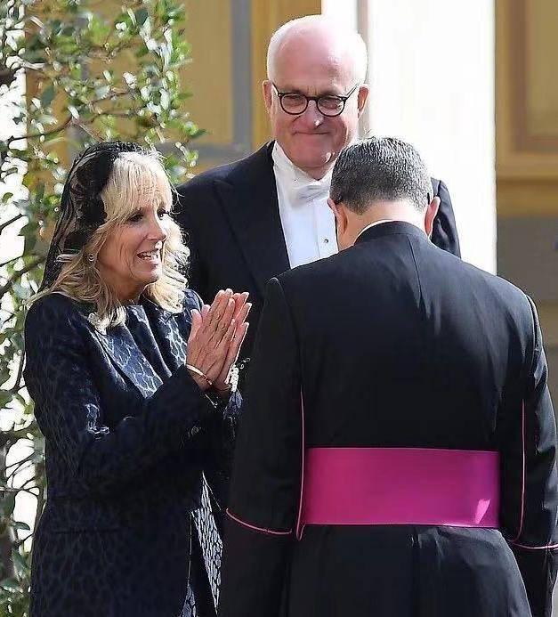 好身材 美国第一夫人首次戴黑纱真优雅！职业装秀出好身材，赢过梅拉尼娅