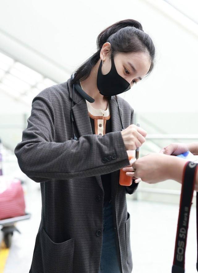 陈小 陈小纭素颜的样子太美了,肌肤雪白好迷人,外套选的也很大气