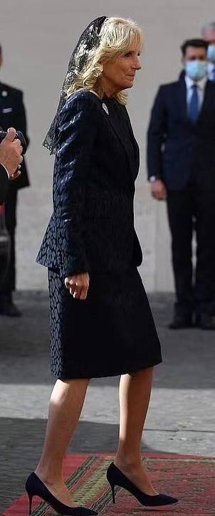 好身材 美国第一夫人首次戴黑纱真优雅！职业装秀出好身材，赢过梅拉尼娅