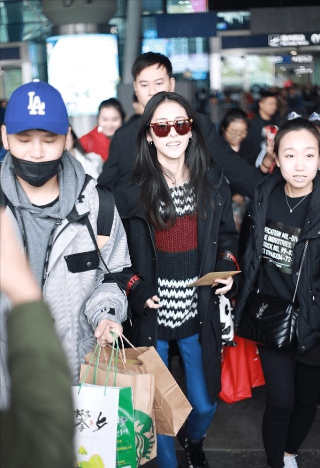 毛衣 张碧晨有当妈的自觉了，穿海军风毛衣挺保暖，不显身材但是挺减龄