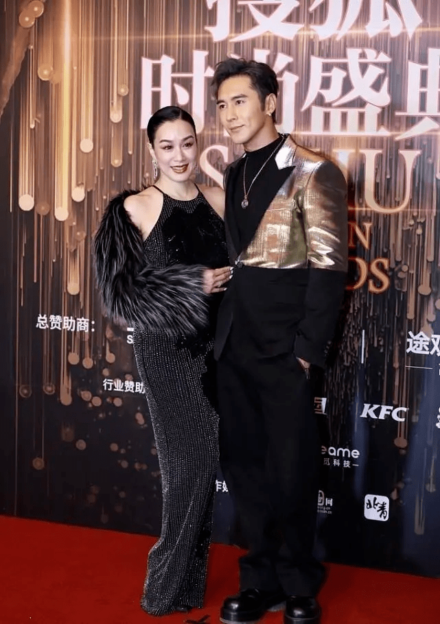 身材 钟丽缇到底有多拼?穿深V连衣裙腰下勒出赘肉,好在气质够惊艳