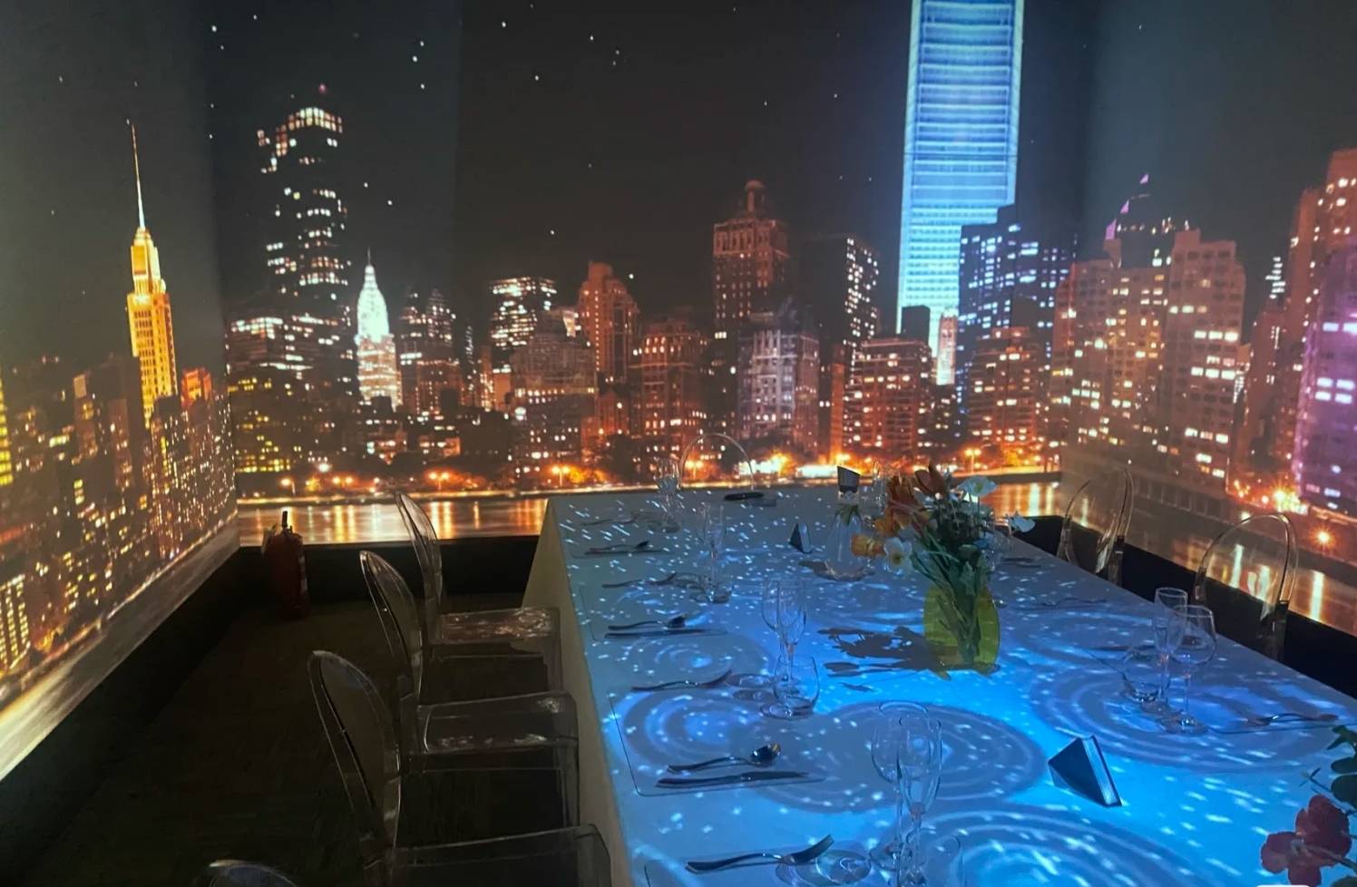 全息5d光影餐厅紧跟时代潮流抓住年轻人的喜好