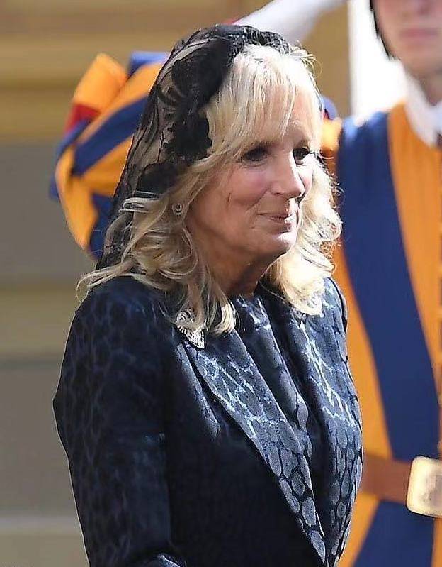 好身材 美国第一夫人首次戴黑纱真优雅！职业装秀出好身材，赢过梅拉尼娅