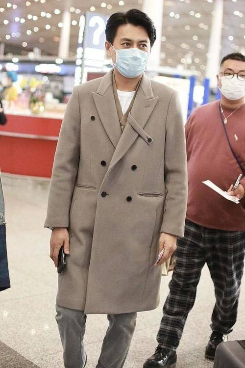 大衣 “老干部”靳东身穿廓形大衣太有范，成熟稳重、干净帅气，超赞