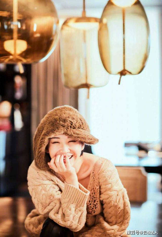 下半身 许晴在家真敢穿，卡其色V领针织衫配过膝长靴像少女，看不出51岁