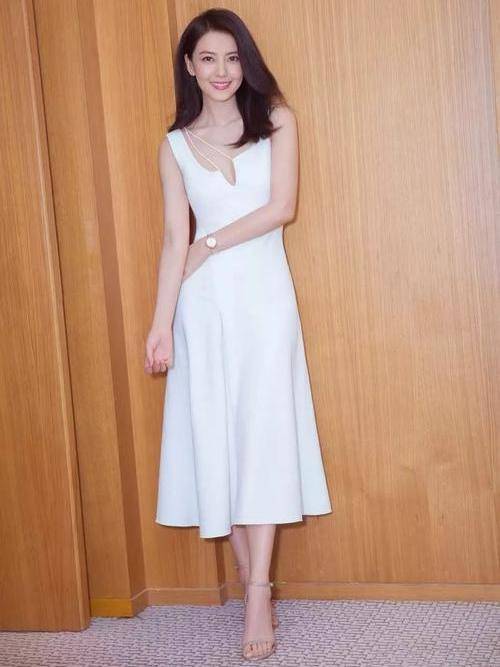 视觉 高圆圆这次把自己穿瘦了!打底衫配百褶裙,小蛮腰身材很有少女感