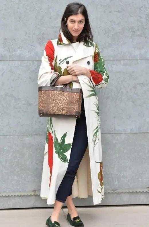 宫廷风 中年女性别再扮嫩,学韩雪印花大衣配喇叭裤好洋气,显贵又优雅