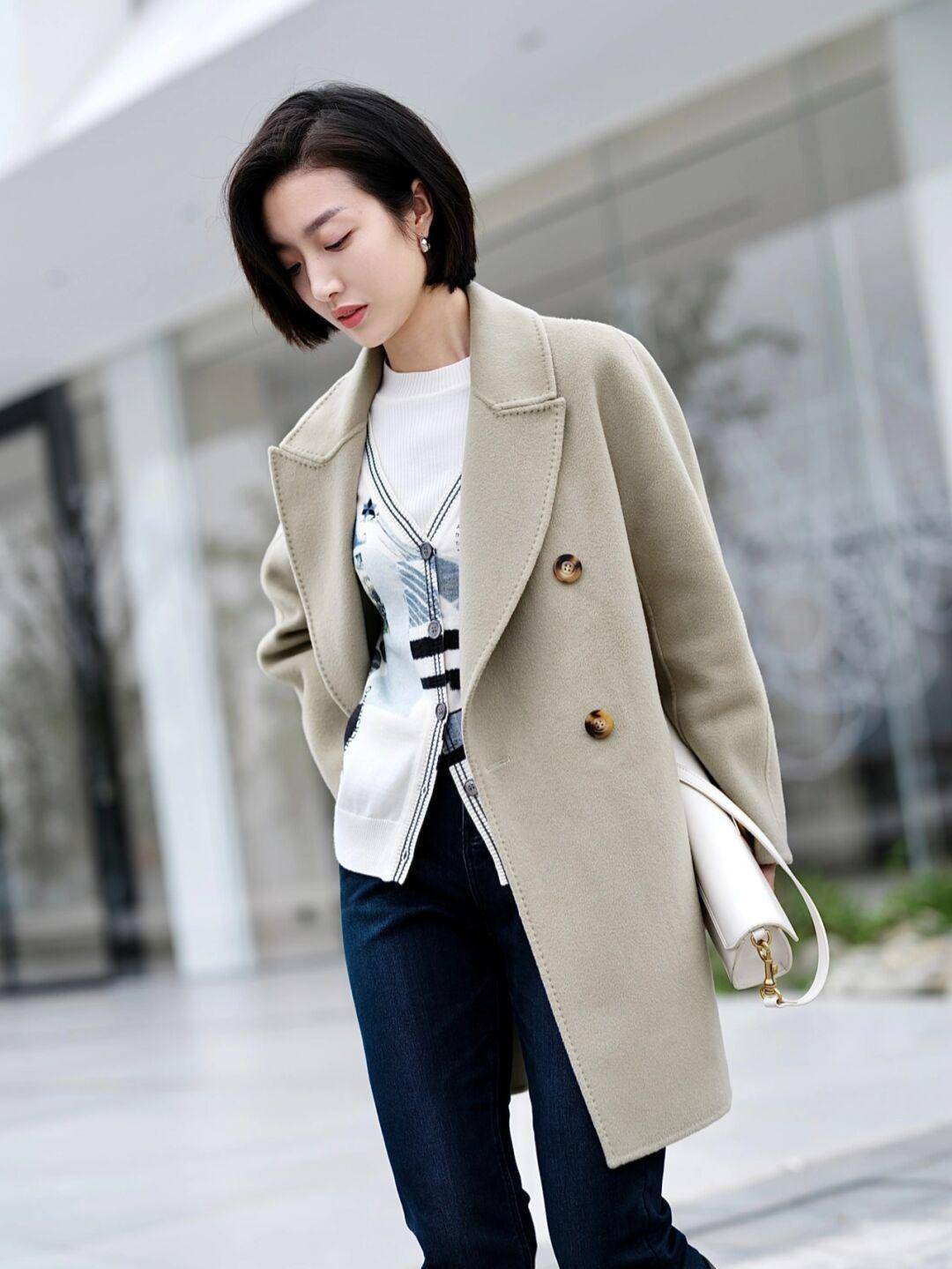长度 秋冬季保暖衣别乱选,穿这几套大衣和羽绒服就够了,减龄又时尚