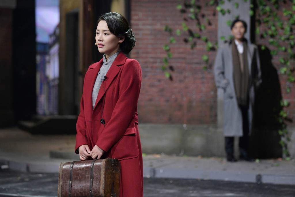 马思纯 马思纯瘦了！穿旗袍亮相舞台身姿窈窕，搭配红色大衣优雅又大气！