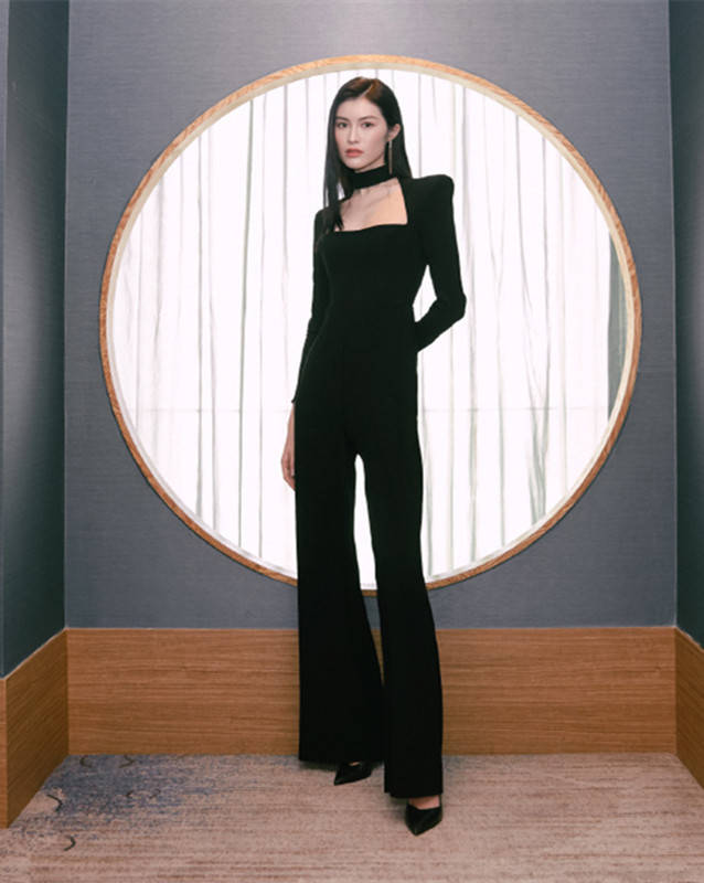 身材 何穗真会穿,穿衣“上短下长”就算了,还把裤腿塞进靴,比例真好