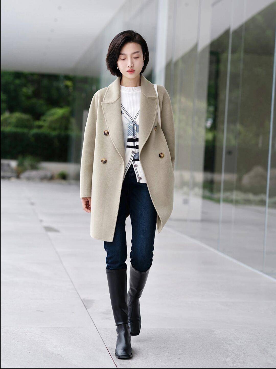 长度 秋冬季保暖衣别乱选,穿这几套大衣和羽绒服就够了,减龄又时尚