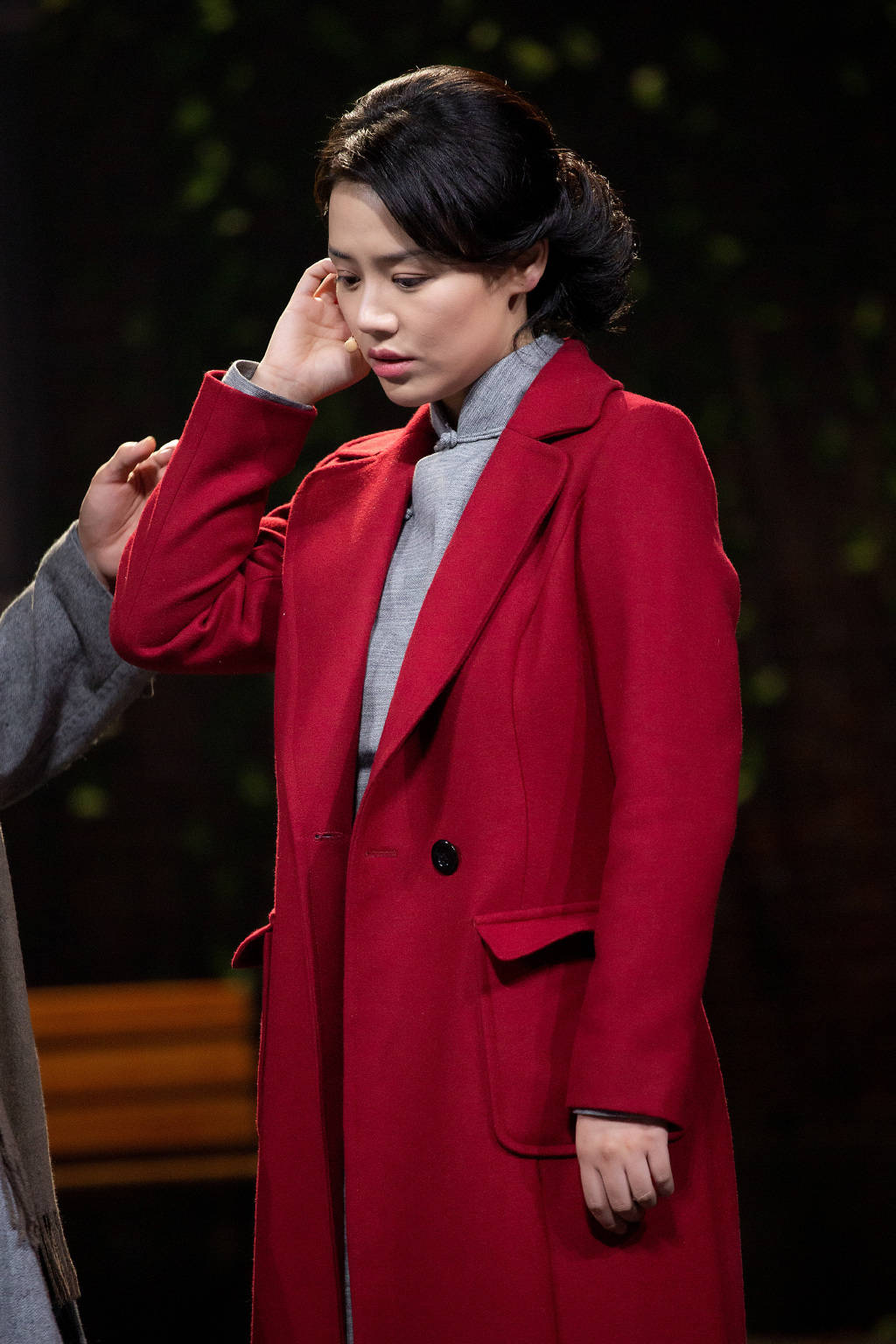 马思纯 马思纯瘦了！穿旗袍亮相舞台身姿窈窕，搭配红色大衣优雅又大气！