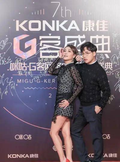 黑色 应采儿不愧是大哥的女人，一身黑色蕾丝连衣裙，穿衣风格依旧大胆