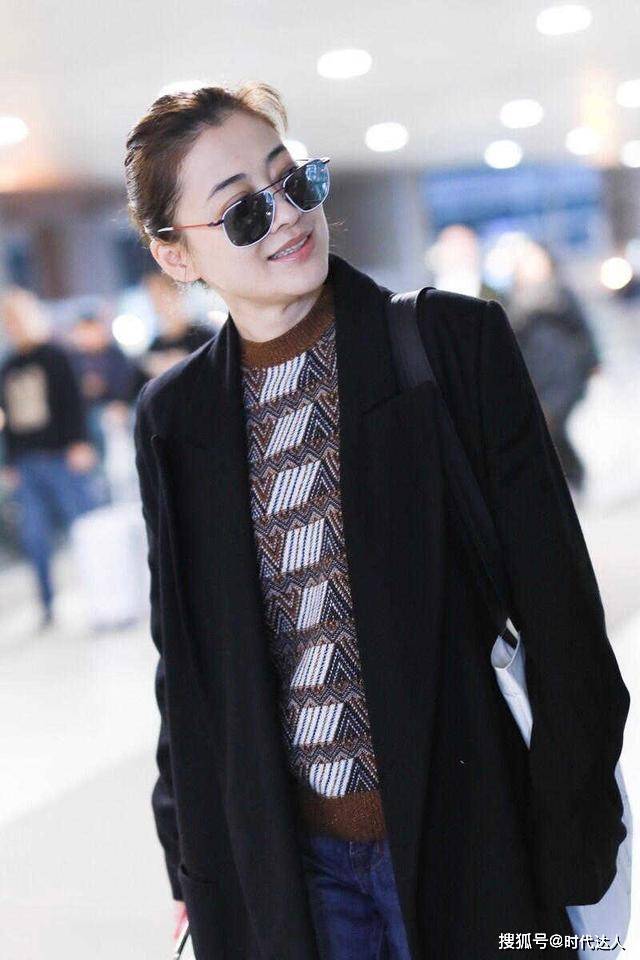 黑色 梅婷气质真不是吹的，黑色大衣配牛仔裤高级大气，中年女性典范