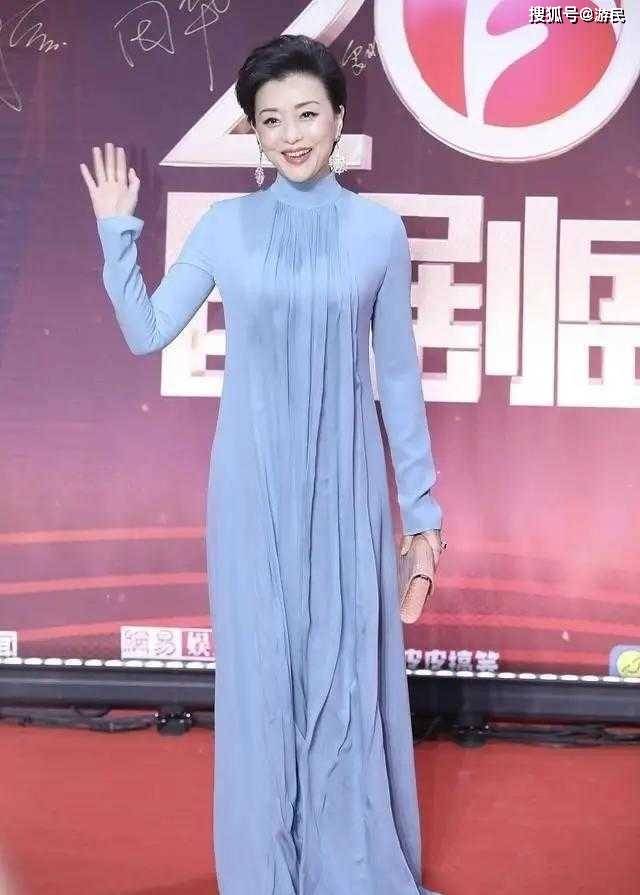 蔡少芬 蔡少芬颜值高太任性了，一袭红色连衣裙配“寸头”，气质惊艳