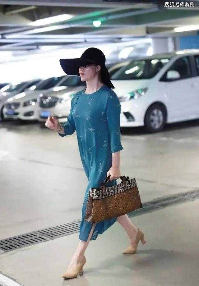 蔡少芬 蔡少芬颜值高太任性了，一袭红色连衣裙配“寸头”，气质惊艳