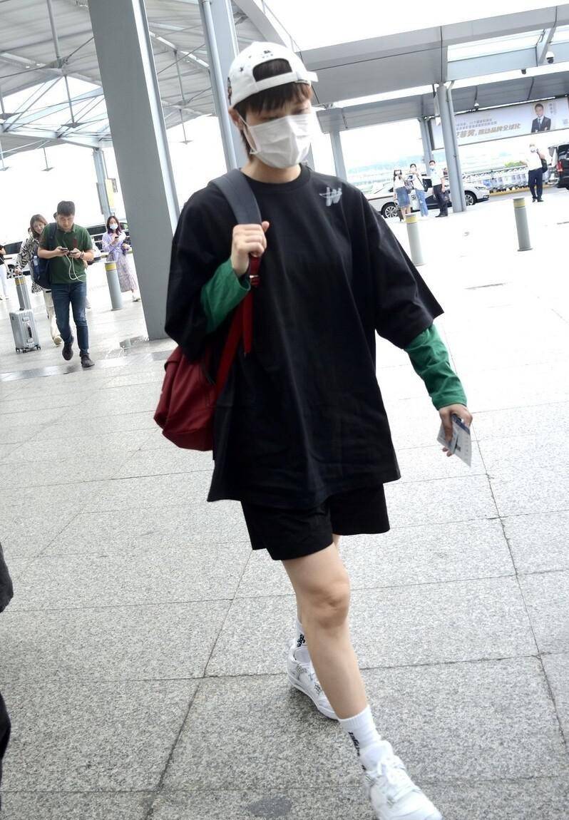 主要部分 李宇春坚持走帅气路线，私下里一身黑白造型真简约，但气质挡不住