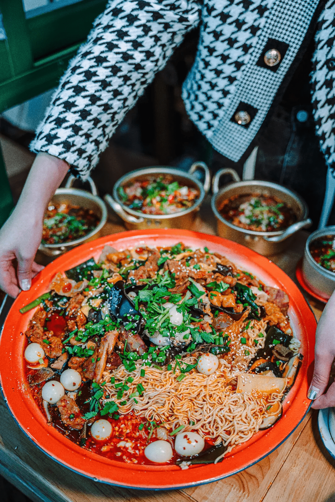 重庆人气top1颜小蛮盘盘麻辣烫从早排到晚