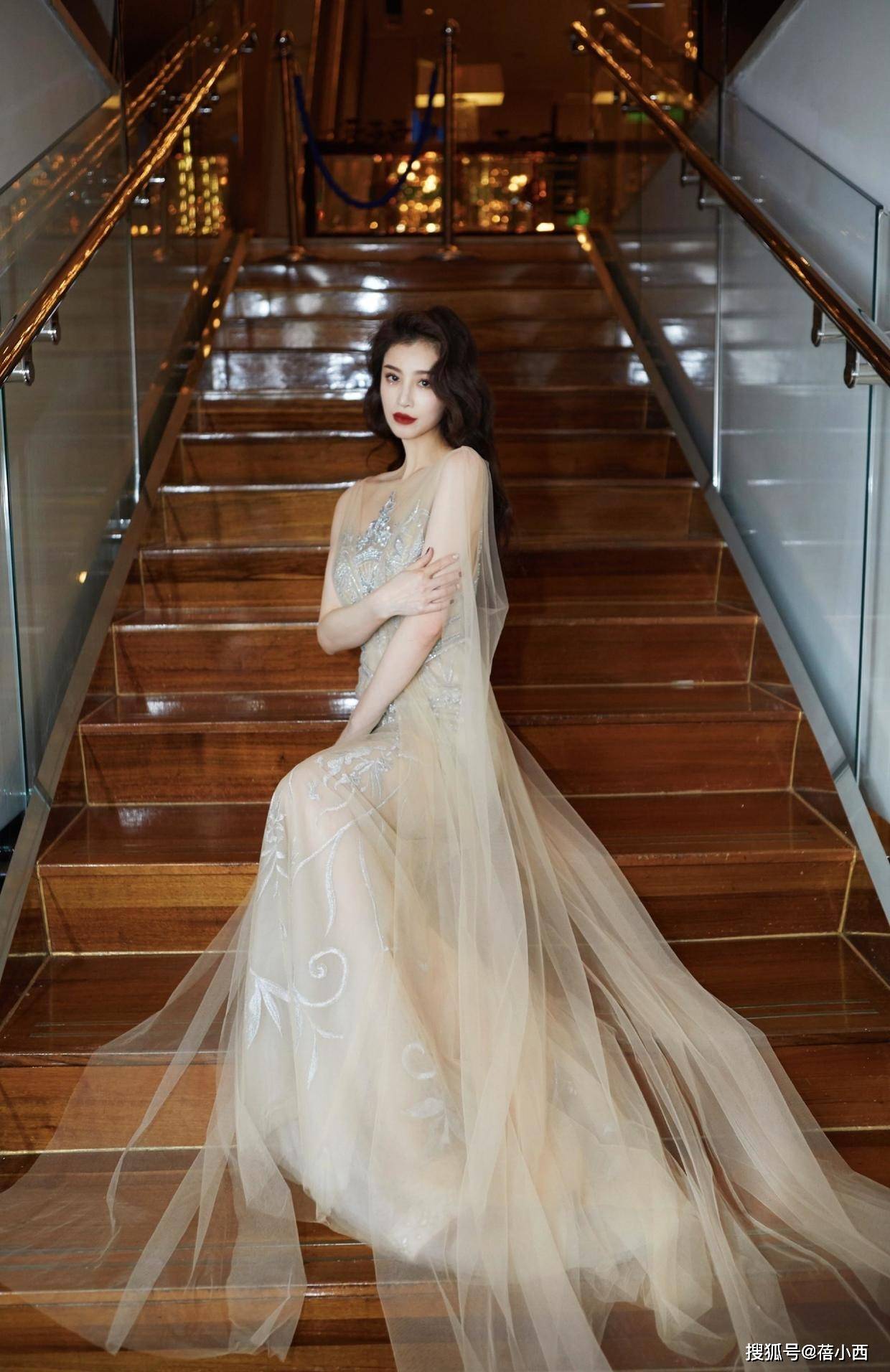 好身材 刘翔前妻葛天越来越美,穿豆沙粉蛋糕裙亮相活动,长卷发优雅洋气