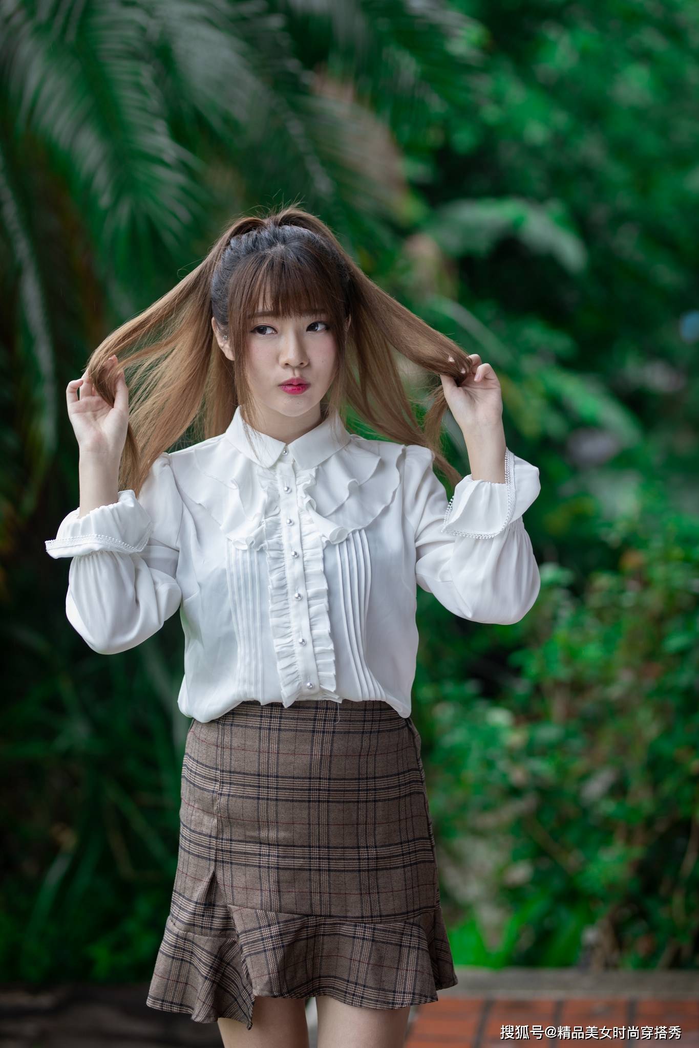 显高 白色衬衫搭配格子半身裙，温婉好搭，甜美范十足