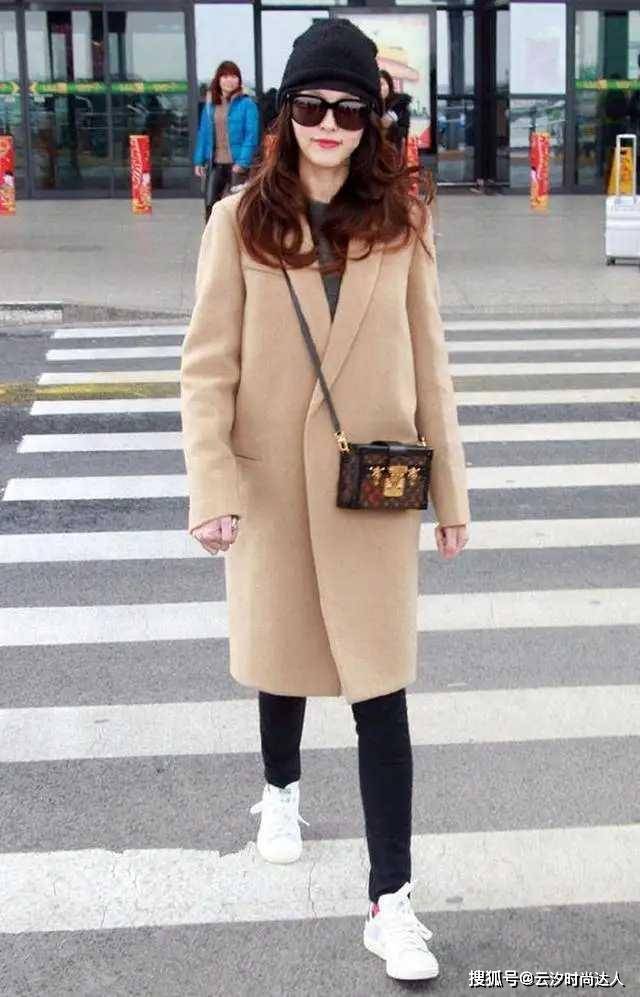 显得 李颖哪像66年的人,穿驼色大衣配吊带衣高级惊艳,美得不敢认