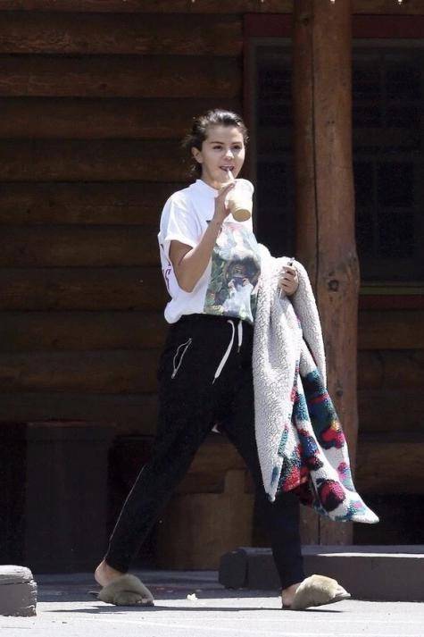 设计 高跟鞋失宠了，今年流行“毛毛鞋”，搭牛仔裤，保暖时髦还很显瘦