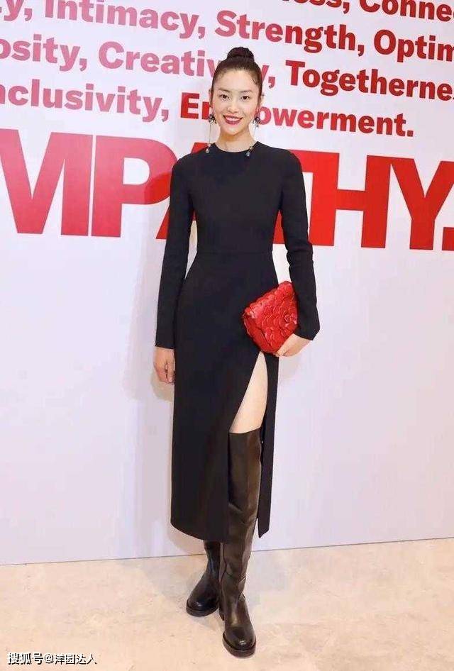 圆头 长靴尽量别配短裤了，太俗气！瞧明星博主长靴+长裙，洋气又时髦