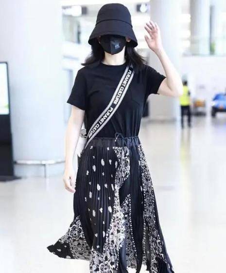 设计 瘦回来的谢娜太美了，在机场自信秀时装，穿T恤塞半身裙很亮眼