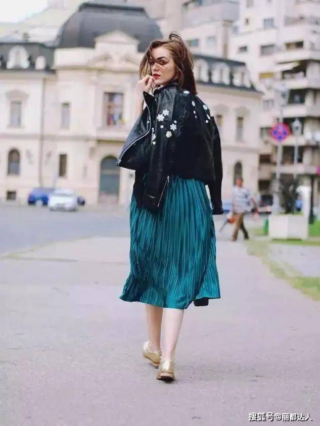 素人 陈红走机场好接地气,一身素人穿搭走机场,51岁素颜状态好真实