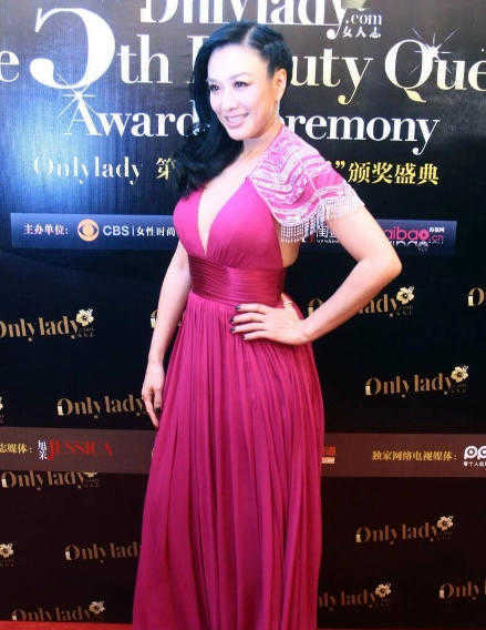 身材 钟丽缇到底有多拼?穿深V连衣裙腰下勒出赘肉,好在气质够惊艳