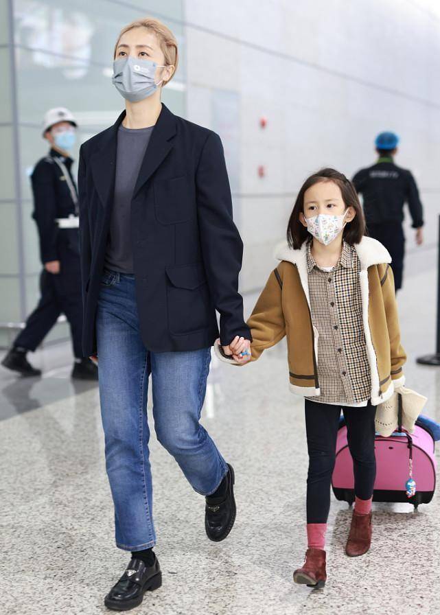 服装 孙莉真会给女儿们做榜样，顶着一头粉毛挺大胆的，但穿着却很干练