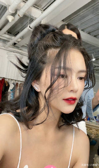 老公 王灿晒杜淳视角美照,产后两个月瘦回巅峰,穿露脐装自信秀小蛮腰