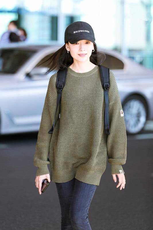 显得 董洁这身打扮清纯得像大学生，终于知道她为啥爱穿紧身牛仔裤了！