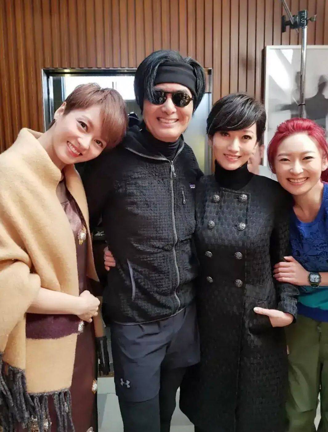 整体 周润发真老了，穿紧身衣变“纸片人”，戴帽子也遮不住白发