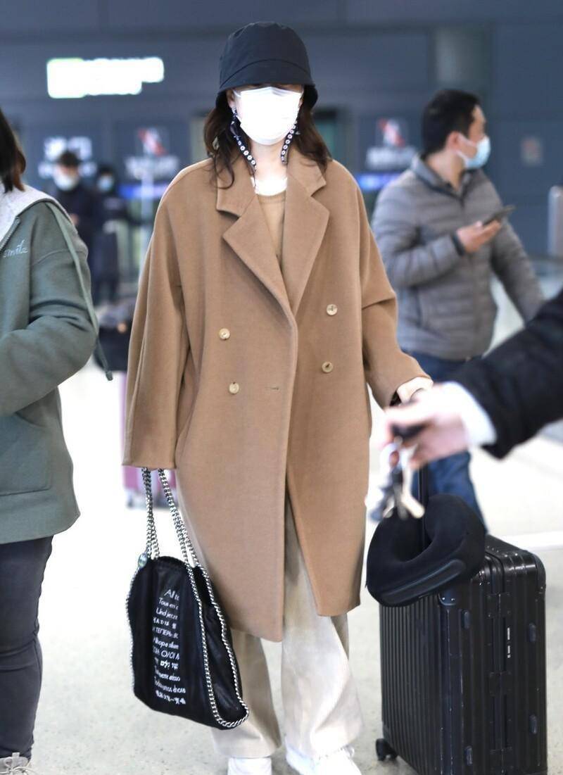 下装 海清气质真优雅，穿毛呢大衣挺随和的，“水桶帽”还挺时髦