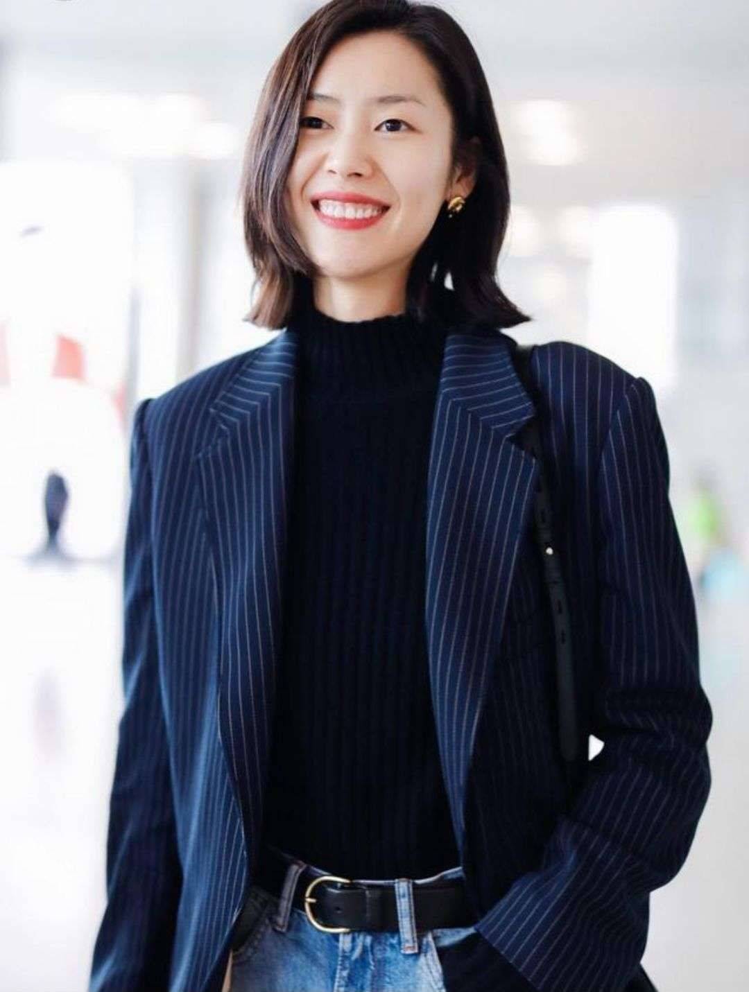 层次感 刘雯自带超模光环，普通打底衫也能穿出高级感，果然衣服也会挑人
