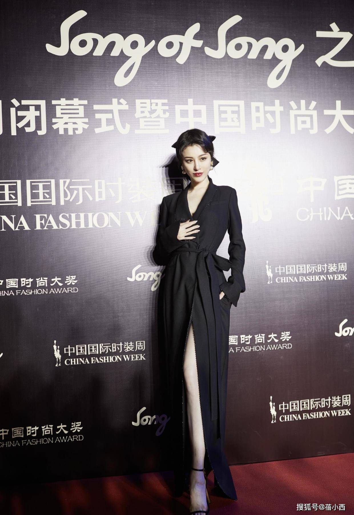 好身材 刘翔前妻葛天越来越美，穿豆沙粉蛋糕裙亮相活动，长卷发优雅洋气