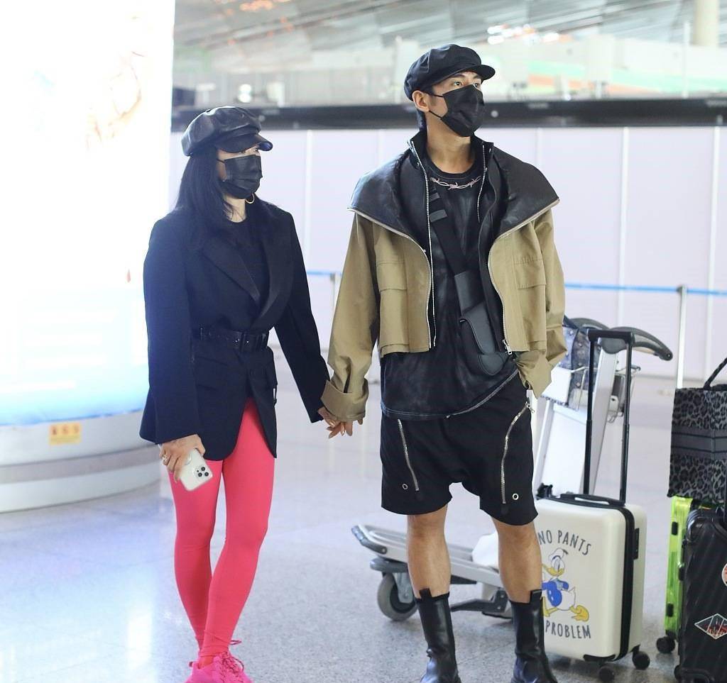 or 钟丽缇品味真别致，用西装混搭粉色健身裤，意外高级又洋气