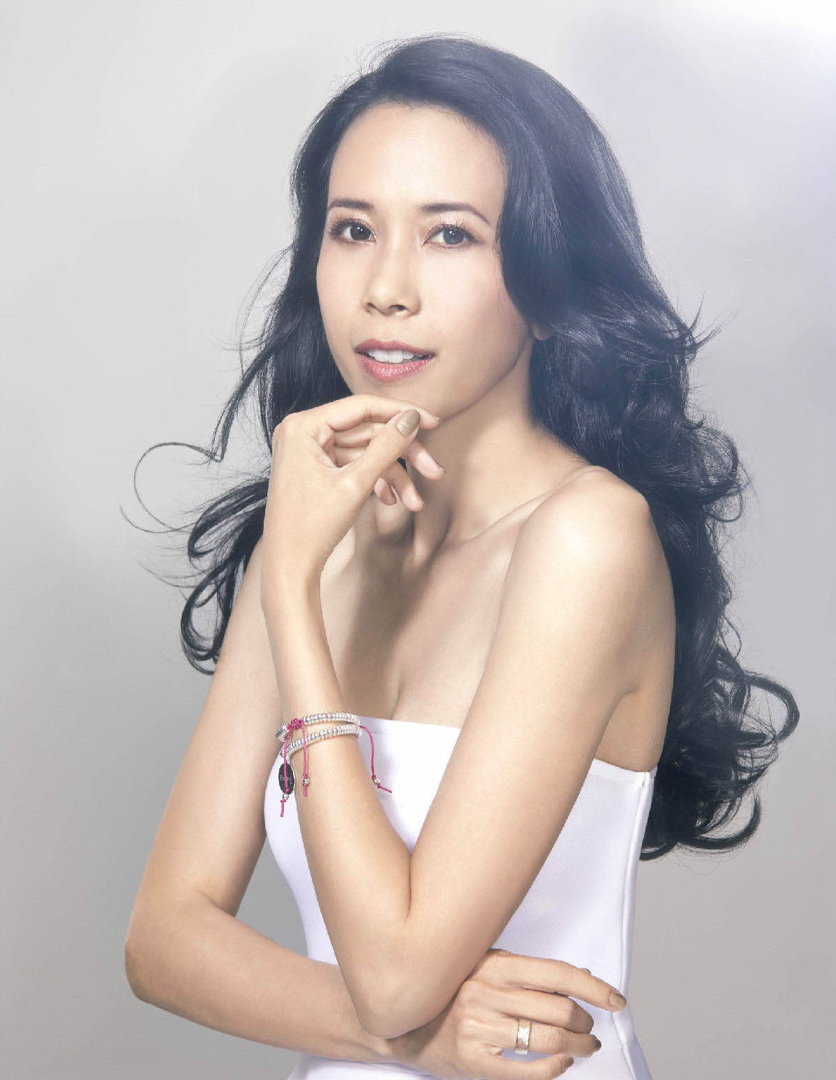 决赛 莫文蔚加盟《哥哥》决赛，穿上亮片连衣裙还是挺美的，真不像51岁